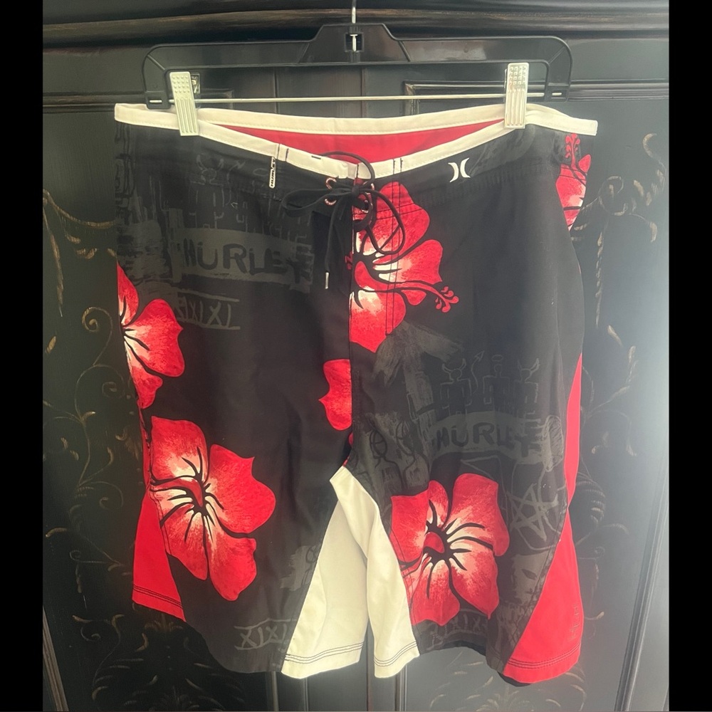 HURLEY Vintage Floral Board Shorts with Red Accents -Size XL Excellent Condition